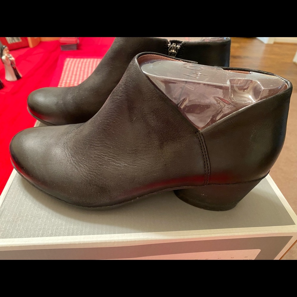 Dansko Womens Rania booties size 40